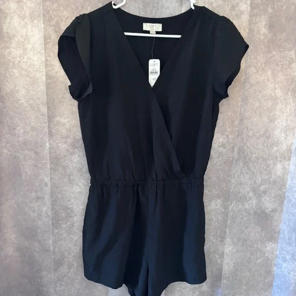 NWT Loft Outlet Black Surplice V-Neck Romper Petite 4P Petal Sleeve 27185421 - Picture 2 of 8